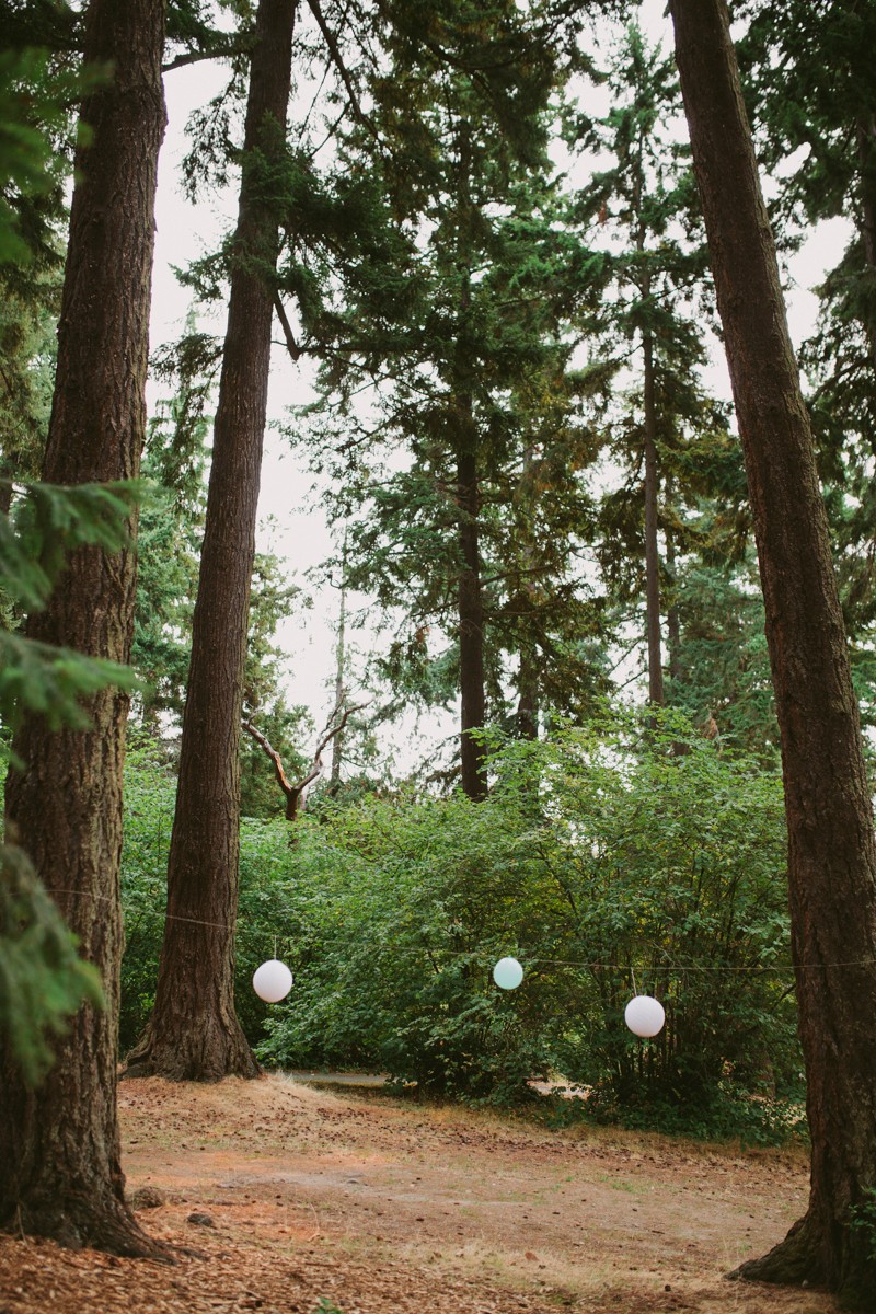 Simple Lincoln Park wedding decorations, with white and blue balloons, in West Seattle. 