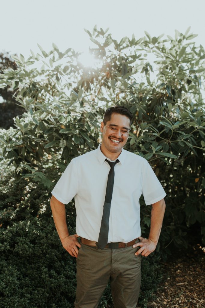 Relaxed elopement style in Portland, Oregon.