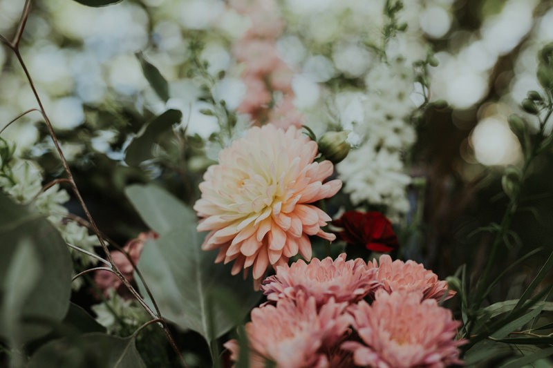 Fresh floral details for a PNW summer wedding at Robinswood House. 