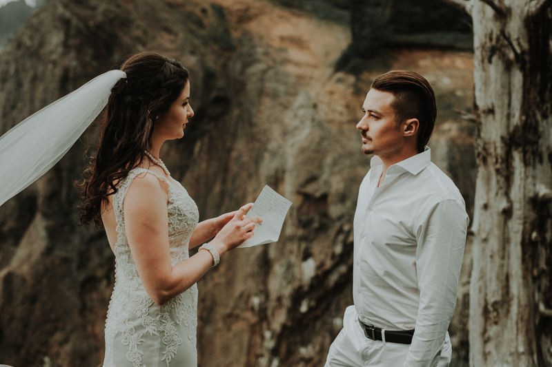 Intimate wedding inspiration with couple exchanging vows on a cliff | northwest wedding and elopement photographer Meghann Prouse | www.photomegs.com.