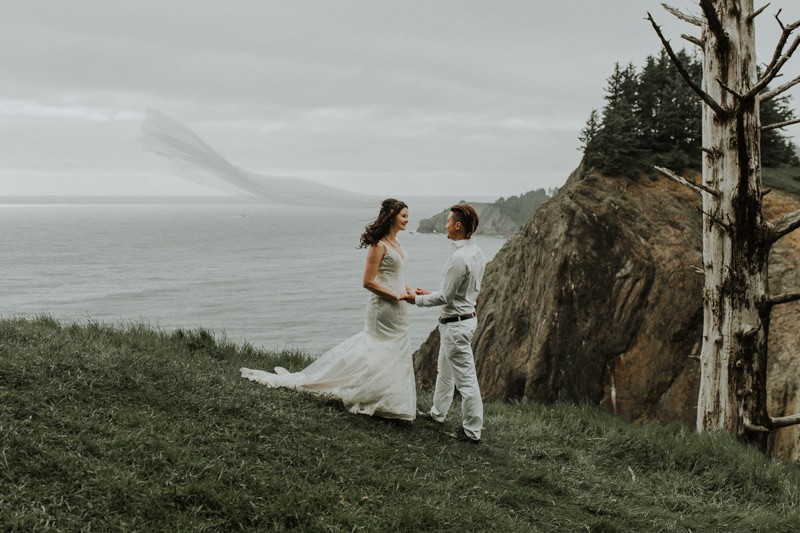 Fun adventure elopements and intimate weddings | northwest wedding and elopement photographer Meghann Prouse | www.photomegs.com.