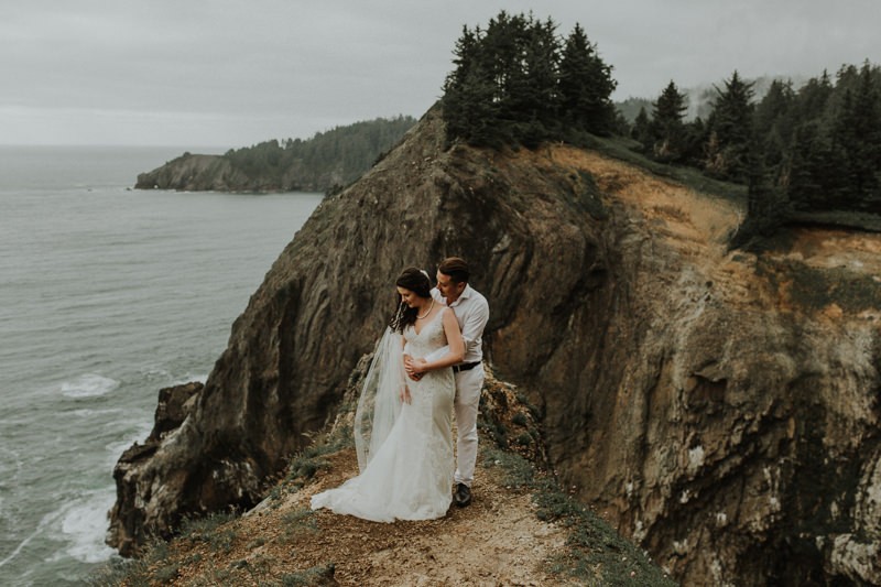 PNW elopement inspiration with bride and groom on a cliff on the Oregon coast | northwest wedding and elopement photographer Meghann Prouse | www.photomegs.com.