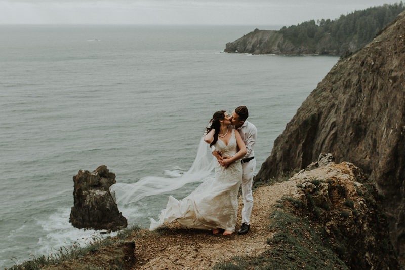 PNW elopement inspiration on a cliff in Oregon | northwest wedding and elopement photographer Meghann Prouse | www.photomegs.com.