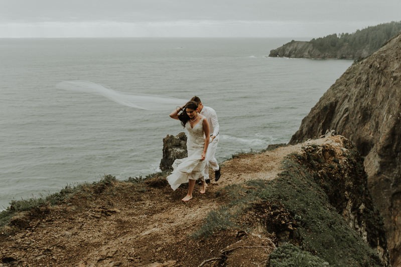 Cannon Beach elopement on a cliff in Oregon | PNW wedding and elopement photographer Meghann Prouse | www.photomegs.com.