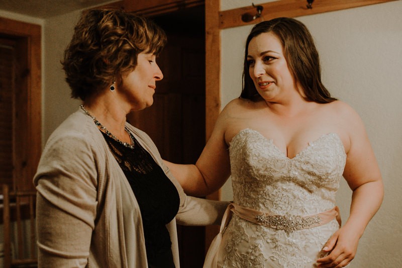 Bride getting ready with mom at Kitsap Memorial State Park | Seattle wedding + elopement photographer Meghann Prouse | www.photomegs.com