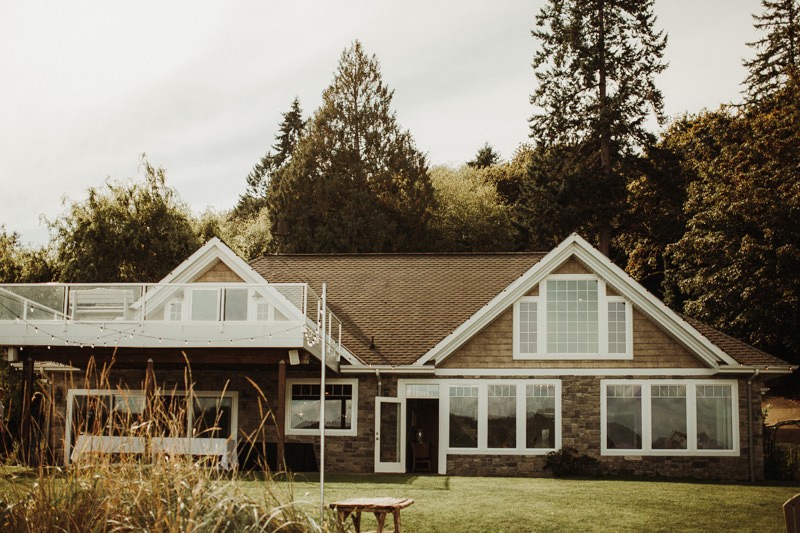 The Edgewater House wedding venue in Olalla, Washington on a sunny day | PNW wedding + elopement photographer Meghann Prouse | www.photomegs.com