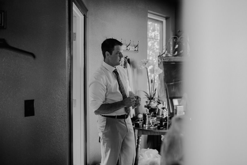 Groom getting ready at The Edgewater House wedding in Olalla, Washington | Kitsap County elopement + wedding photographer Meghann Prouse | www.photomegs.com