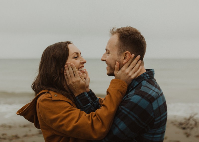 Fun engagement session in the rain | PNW elopement photographer Meghann Prouse | www.photomegs.com
