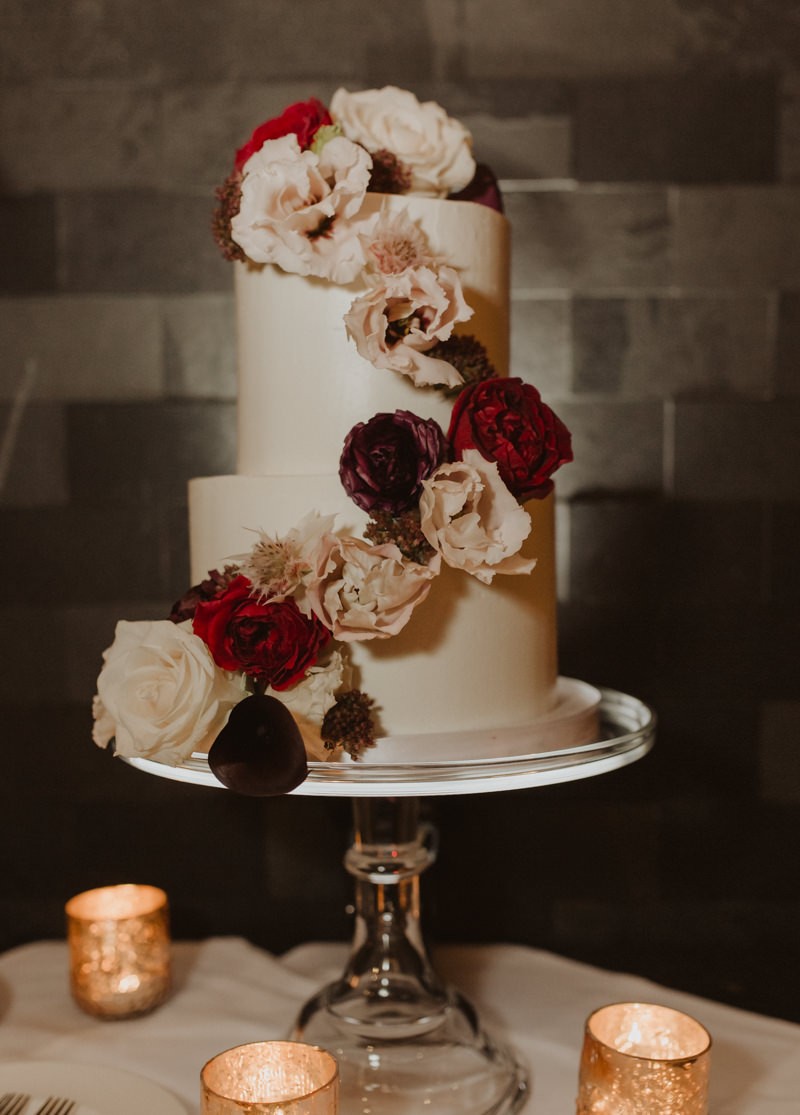 Simple wedding cake with moody pink and burgundy florals for a downtown Seattle elopement | PNW wedding photographer Meghann Prouse | www.photomegs.com