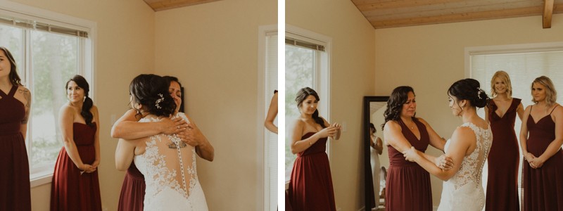 Bride having a sweet moment with her mom | Northwest Trek wedding day | Seattle-Tacoma wedding photographer
