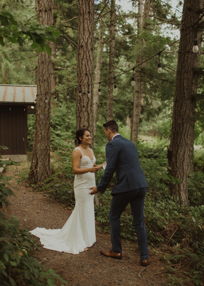 First look moments at a Northwest Trek wedding day | PNW wedding photographer
