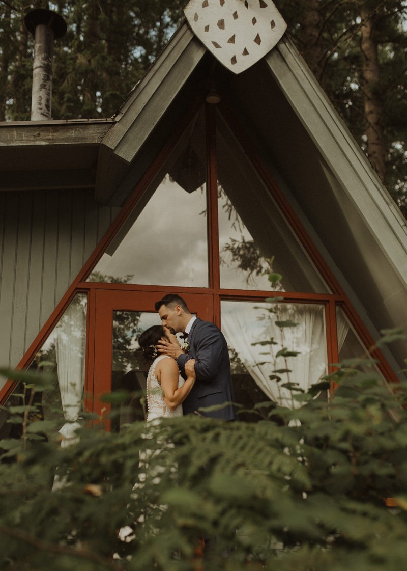 Bride and groom kiss at A-frame cabin | Northwest Trek wedding day | Seattle wedding photographer