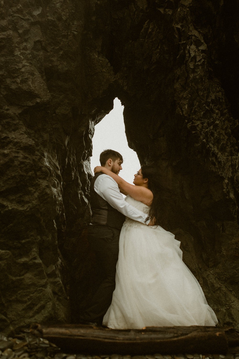 Destination elopement wedding with couple in the rain at Ruby Beach in Forks, Washington. 